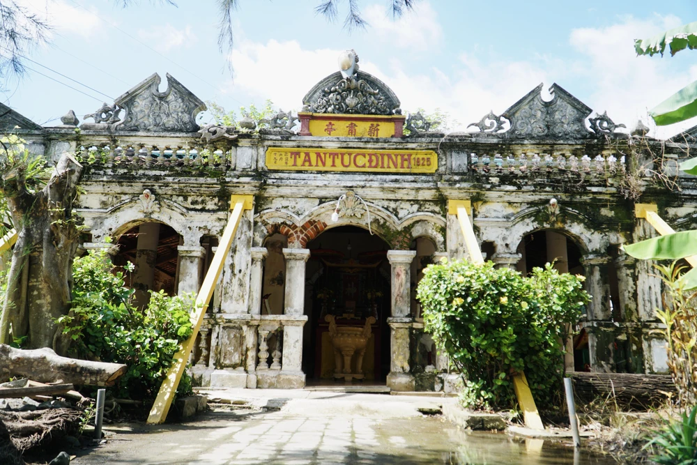 Các thanh sắt chống đỡ bố trí phía trước và trong đình. ẢNH: NHẬT DIỄM