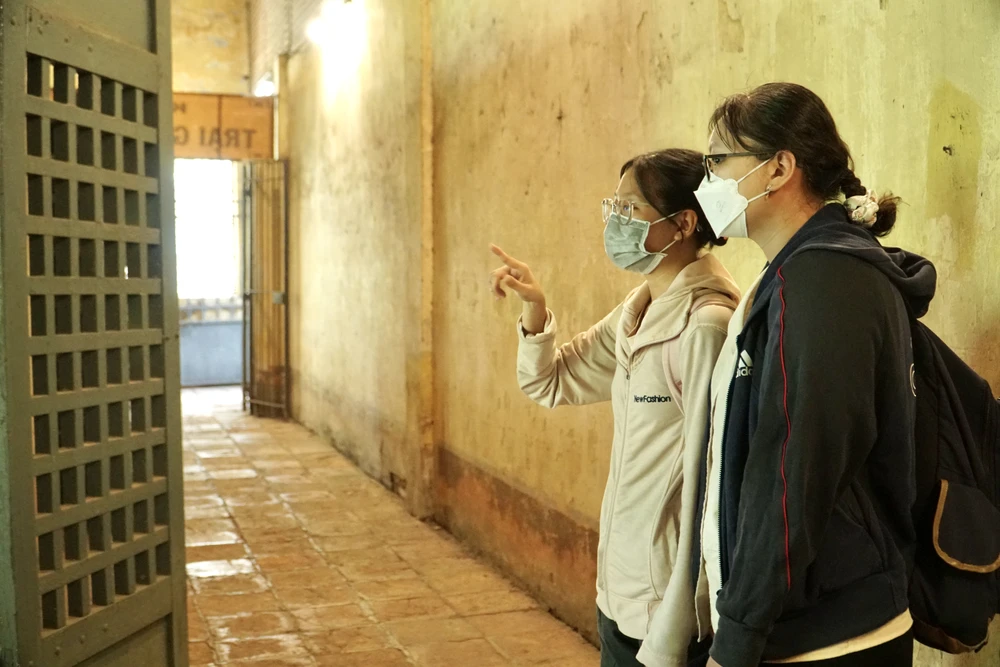 Bạn Nguyễn Đỗ Quyên - Sinh viên trường ĐH Phạm Ngọc Thạch TP.HCM chia sẻ: “Khu di tích cần có thêm tài liệu cho khách tham quan tới và tìm hiểu, đồng thời thì nên dựng nhiều mô hình mô phỏng để hình dung rõ hơn về nơi đây”. ẢNH: NHẬT DIỄM