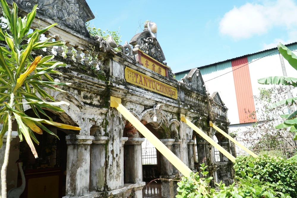 Ngôi đình cổ Tân Túc (huyện Bình Chánh) chờ diện mạo mới. ẢNH: NHẬT DIỄM Ngôi đình cổ Tân Túc (huyện Bình Chánh) chờ diện mạo mới. ẢNH: NHẬT DIỄM