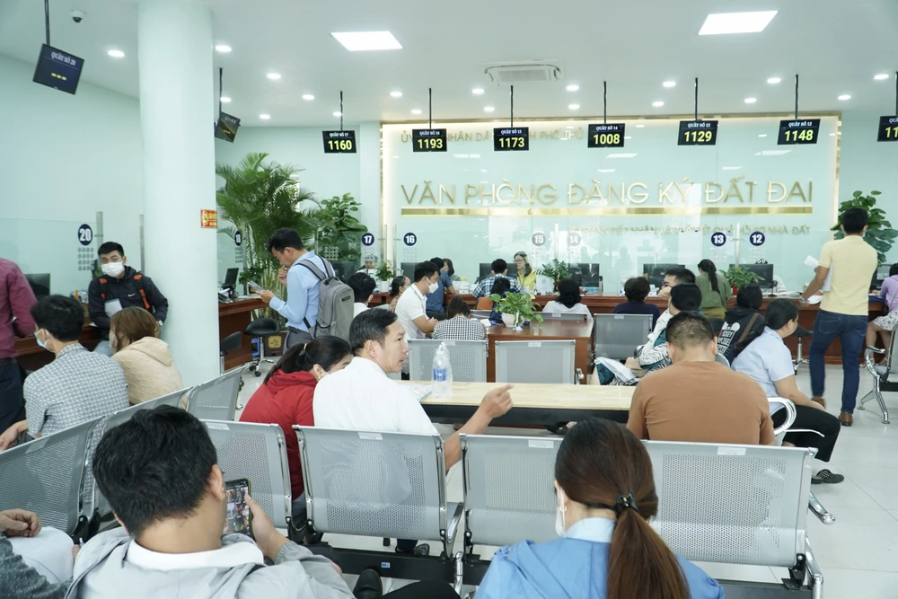 GIẢM TẢI CHO TP THỦ ĐỨC - Bài 2: Để cán bộ, nhân viên hành chính 'dễ thở' ảnh 11