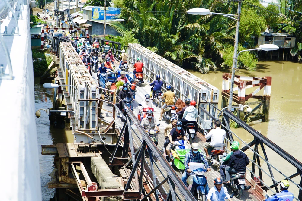 Trong lúc chờ cây cầu mới, người dân khu vực di chuyển khó khăn