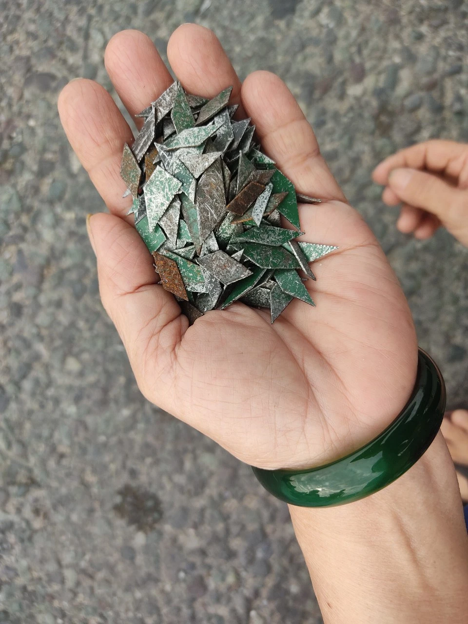 Nhặt đinh tặc ở TP Thủ Đức