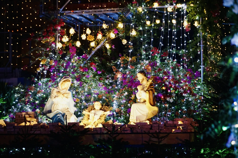 2- Nha-tho-Duc-Ba-ruc-sang-du-dang-tu-sua.jpg