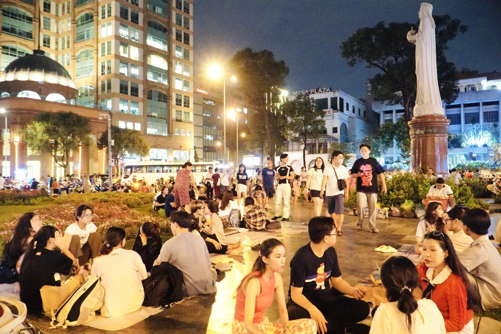 7.- Nha-tho-Duc-Ba-ruc-sang-du-dang-tu-suajpg.jpg