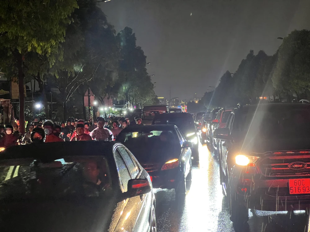 Kẹt xe kéo dài trên đường Phạm Văn Đồng.