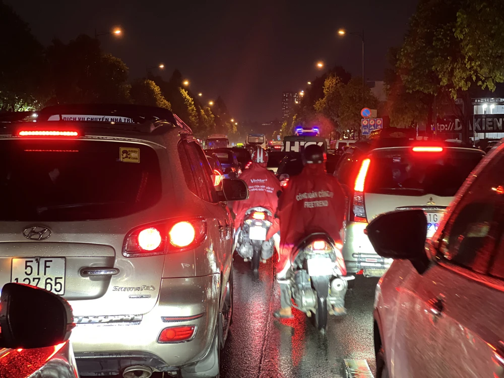 Kẹt xe kéo dài trên đường Phạm Văn Đồng.