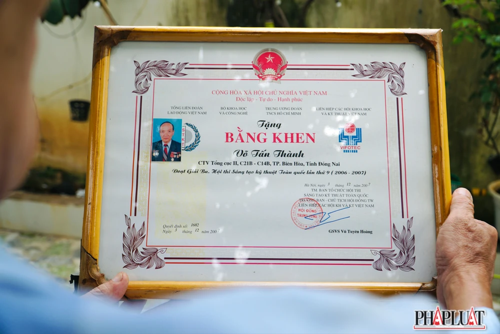 23. 1 - chan-dung-trong-chai.jpg