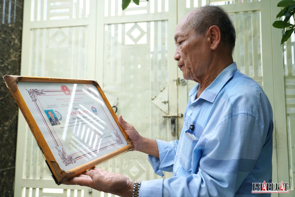 23.2 - chan-dung-trong-chai .jpg