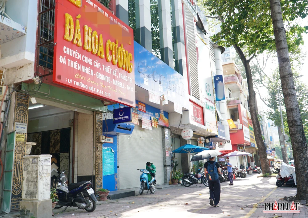 Trước tình hình kinh doanh đìu hiu, khi được hỏi “sẽ làm gì để thoát khỏi sự ế ẩm?”, các tiểu thương tại con phố vật liệu xây dựng chỉ biết “gồng” qua ngày, họ vẫn chưa thể nghĩ được cách gì.