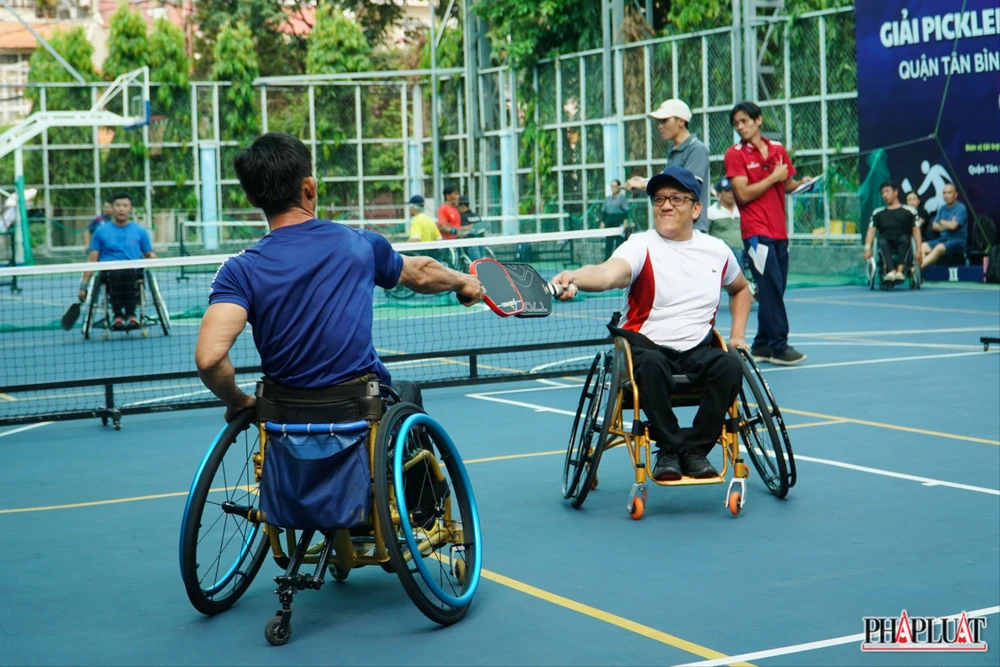 Những người sử dụng xe lăn cần chú ý tập luyện thao tác di chuyển xe lăn linh hoạt để phản xạ nhanh trong các tình huống.