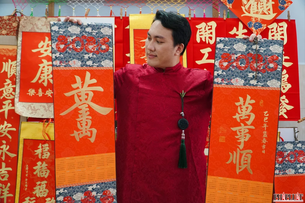 Anh Minh tiết lộ, năm nay chữ “vạn sự thuận” được khách xin nhiều nhất. “Có lẽ kinh tế năm qua khó khăn nên nhiều người gặp vất vả trong công việc, kinh doanh. Vì thế chữ “vạn sự thuận” mang theo mong ước về một năm mới thuận lợi, suôn sẻ, đạt được kết quả tốt đẹp”, anh chia sẻ.