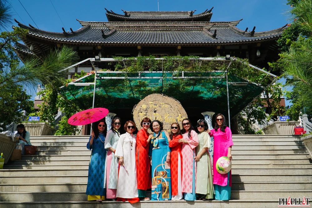 Khu vực chánh điện được xem là điểm check-in “đắt” khách của tu viện Khánh An.