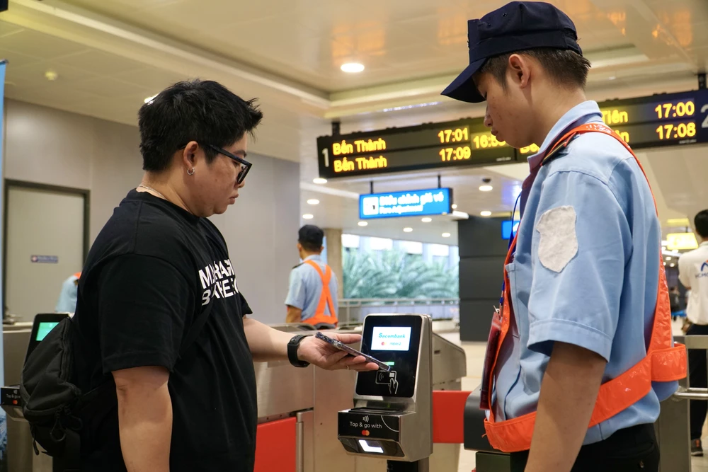 Người dân hào hứng khi dùng thẻ AMT để đi metro số 1