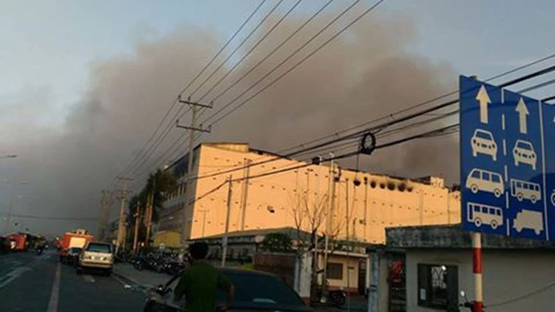 Diễn biến mới vụ cháy ở Cần Thơ: Lửa đang bùng trở lại ảnh 3