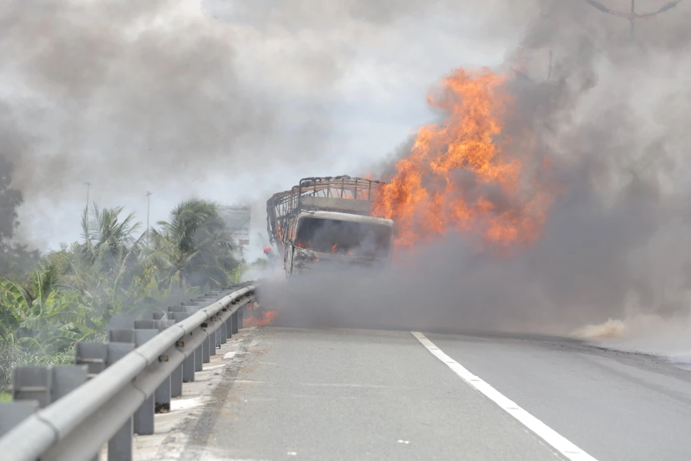 Xe nhớt bùng cháy dữ dội trên cao tốc. Ảnh: HUỲNH DU