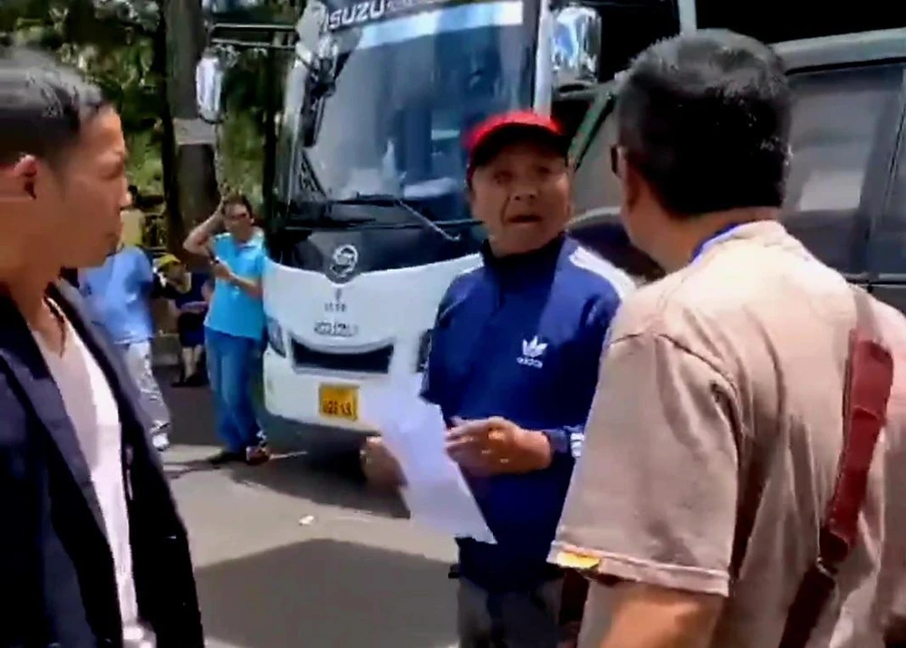 Hình ảnh cắt từ clip lan truyền trên MXH về sự mâu thuẫn giữa 'cò đặc sản" và hướng dẫn viên.