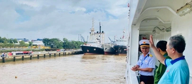 Phó chủ tịch UBND TP. HCM Ngô Minh Châu và các thành viên đoàn công tác chào cảng. Ảnh: HƯNG NGUYÊN.