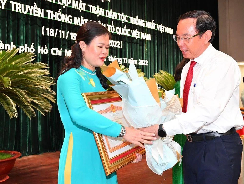 Bí thư Thành ủy TP.HCM trao bằng khen của Thủ tướng Chính phủ cho các tập thể, cá nhân có thành tích xuất sắc trong công tác phòng, chống dịch COVID-19. Ảnh: BẢO PHƯƠNG - PV