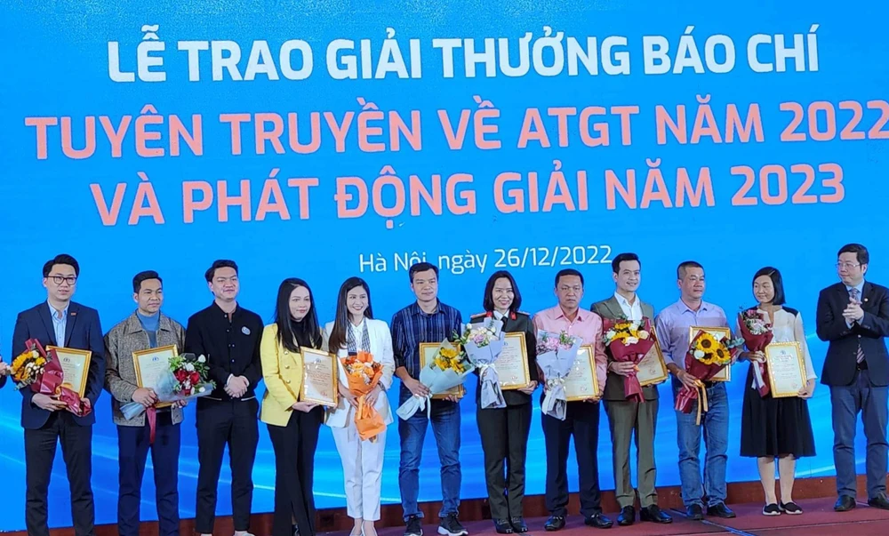 Các tác giả đoạt giải báo chí An toàn giao thông năm 2022. Ảnh: TS