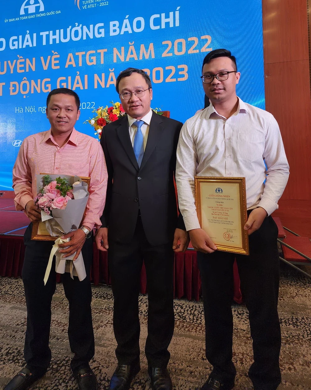 Hai phóng viên Tự Sang (bìa phải) và Võ Tùng chụp ảnh lưu niệm cùng ông Khuất Việt Hùng.