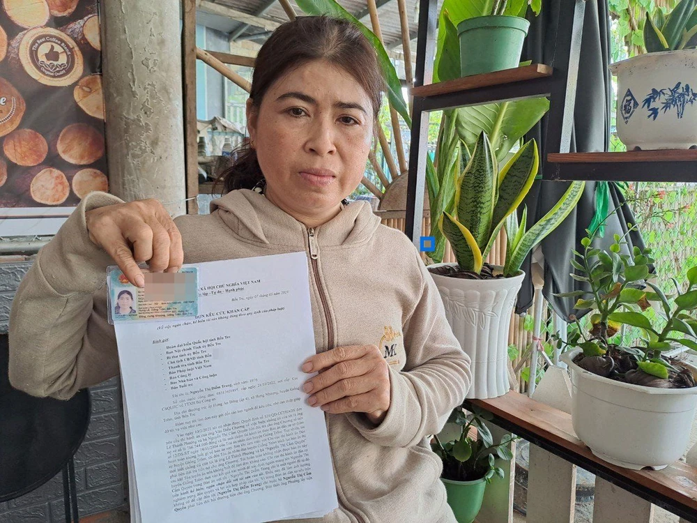 Bà Nguyễn Thị Diễm Trang khẳng định bà không phải là Nguyễn Thị Cẩm Quyên, người phải thi hành Bản án số 12. Ảnh: ĐÔNG HÀ