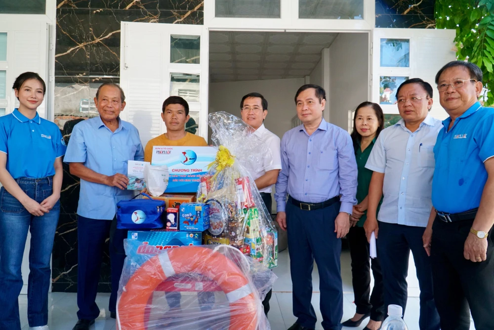 Ông Trương Hòa Bình, nguyên Ủy viên Bộ Chính trị, nguyên Phó thủ tướng Thường trực (thứ 2 từ trái qua); ông Phan Xuân Thủy, Phó Trưởng Ban Tuyên giáo Trung ương (thứ 4 từ phải qua); ông Phạm Văn Hậu, Phó Bí thư Thường trực Tỉnh ủy, Chủ tịch HĐND tỉnh Ninh Thuận (thứ 5 từ phải qua), Đại sứ Chương trình - Hoa Hậu Trái đất Nguyễn Phương Khánh (bìa trái), cùng lãnh đạo tỉnh Ninh Thuận và Ban tổ chức Chương trình thăm hỏi, trao quà tặng cho ngư dân. Ảnh: BẢO PHƯƠNG