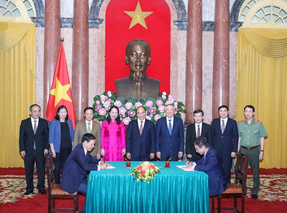 Ký Quy chế phối hợp giữa VPCTN và TAND Tối cao. Ảnh: VPCTN