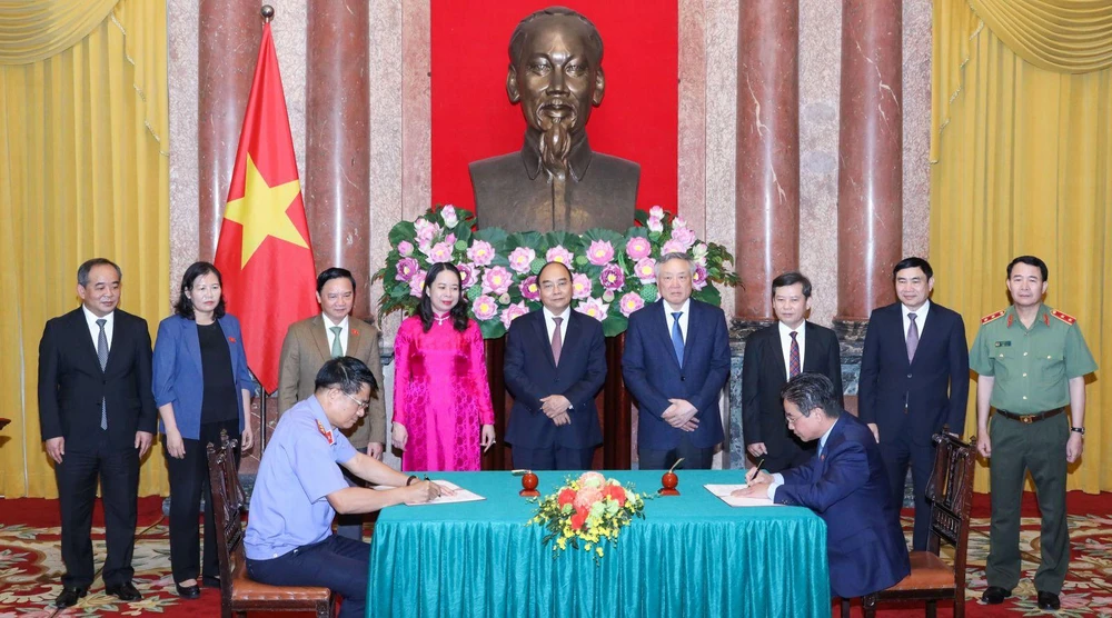 Ký Quy chế phối hợp giữa VPCTN và VKSND Tối cao. Ảnh: VPCTN