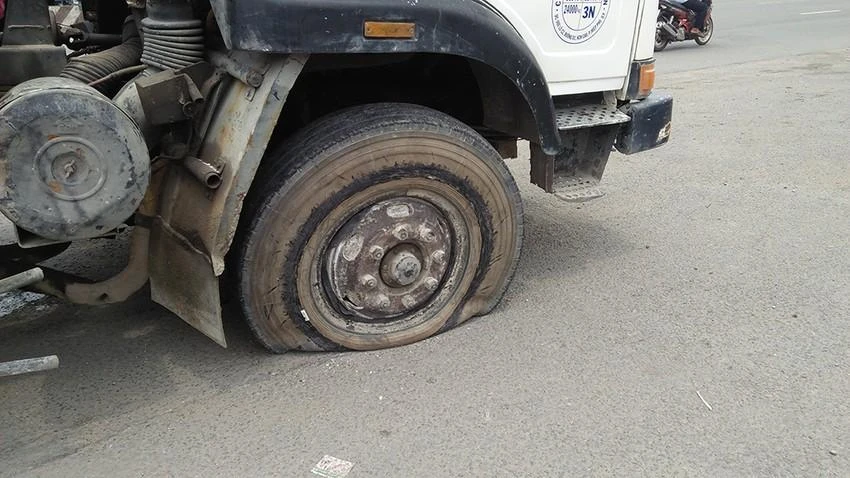 Đi đúng luật nhưng xe bất ngờ nổ lốp thì vẫn phải bồi thường cho người bị thiệt hại. Ảnh minh họa Đi đúng luật nhưng xe bất ngờ nổ lốp thì vẫn phải bồi thường cho người bị thiệt hại. Ảnh minh họa