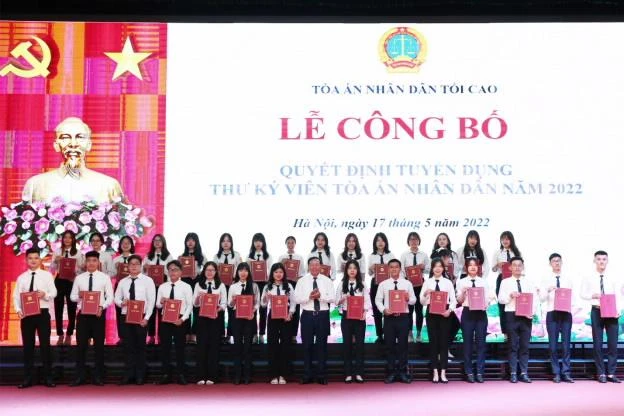 Phó Chánh án Thường trực TAND Tối cao Nguyễn Trí Tuệ trao Quyết định tuyển dụng Thư ký viên. Ảnh: tapchitoaan.vn