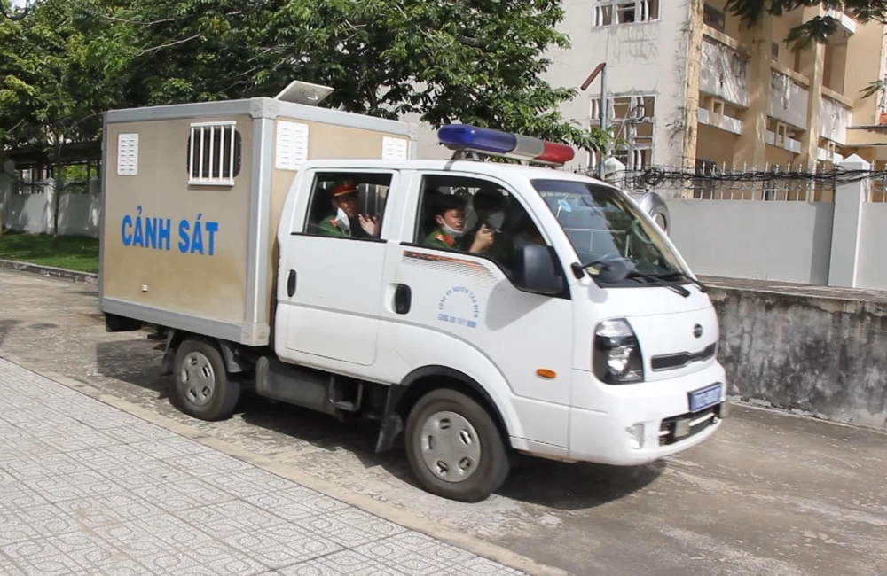 Xe chở bị cáo Giàu tới tòa chiều nay. Ảnh: MINH CHUNG
