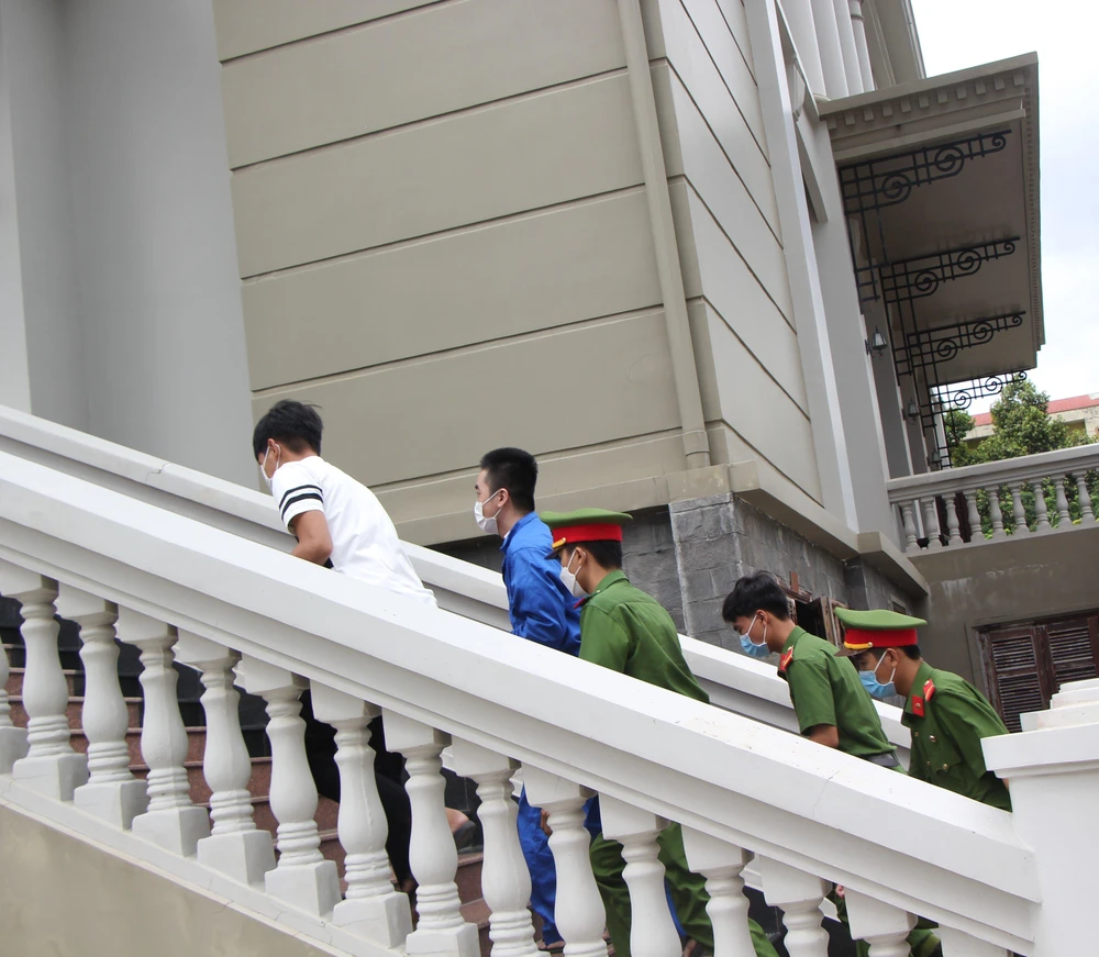 Bị cáo Giàu (áo xanh dương) được thay đổi biện pháp ngăn chặn từ tạm giam sang cấm đi khỏi nơi cư trú. Ảnh: MINH CHUNG