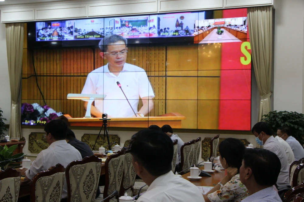 Cục trưởng Cục Bổ trợ tư pháp Lê Xuân Hồng phát biểu từ điểm cầu của Bộ Tư pháp. Ảnh: MINH CHUNG