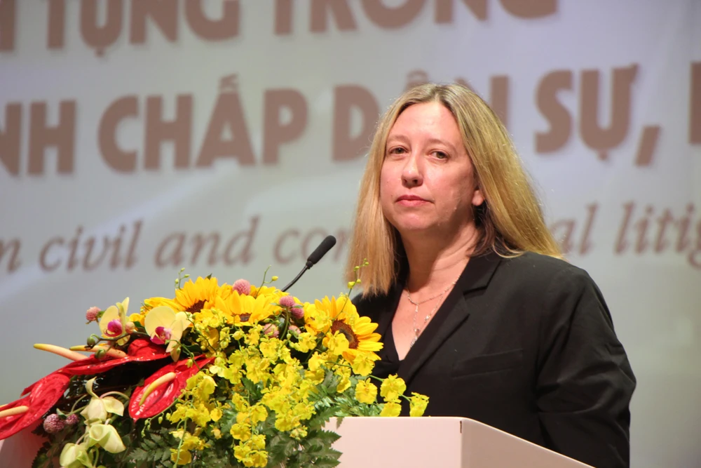 GS. Elizabeth Porter, Quyền Hiệu trưởng Trường Luật, ĐH Washington, Hoa Kỳ phát biểu tại hội thảo.