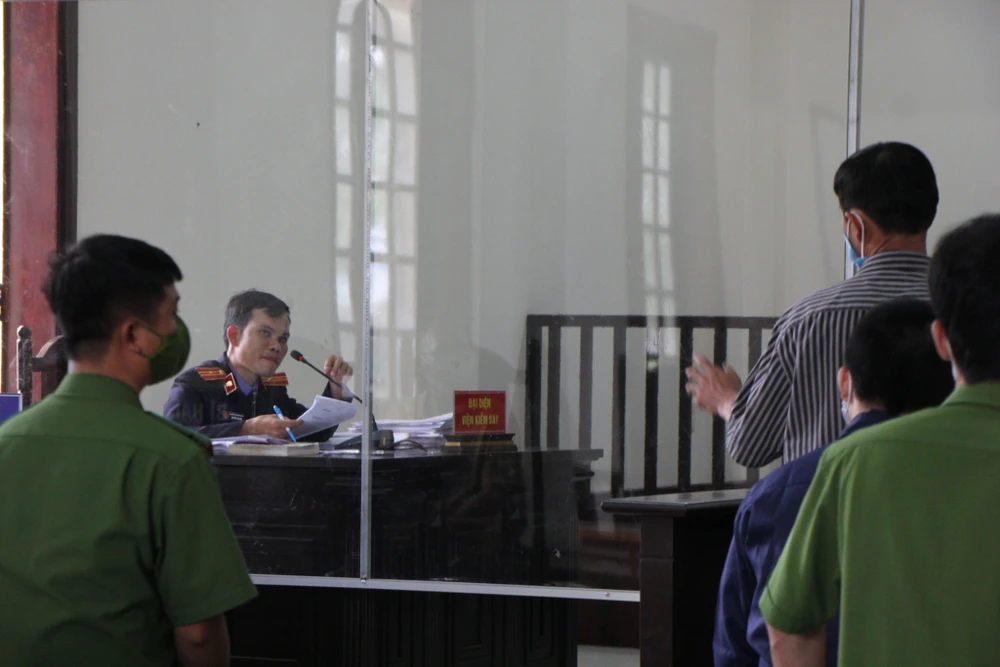 Bị cáo Huỳnh Văn Thanh (áo sọc) trả lời vị đại diện VKS. Ảnh: DƯƠNG HOÀNG