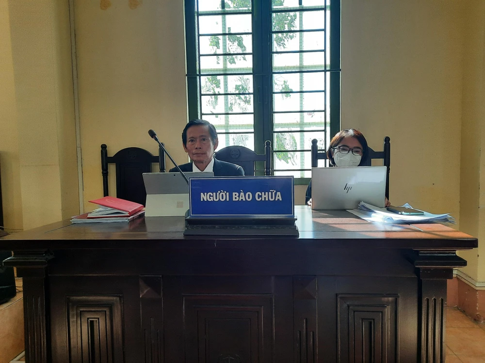 Luật sư bào chữa cho các bị cáo cho rằng nếu chuyển sang xử kín thì cần phải thông báo theo đúng quy định. Ảnh: MINH CHUNG