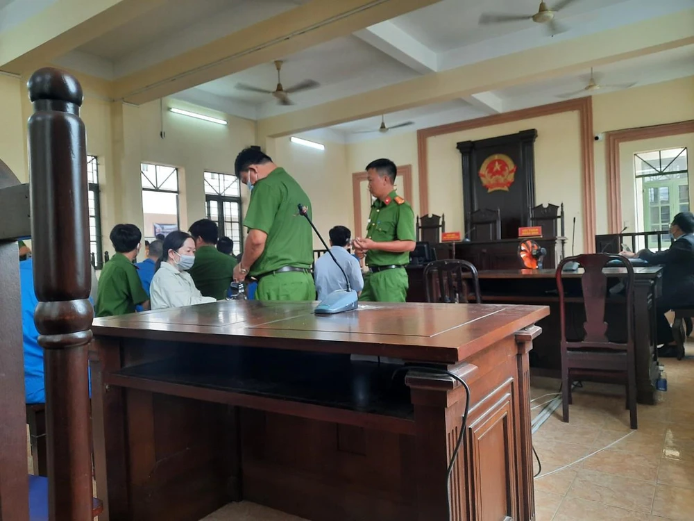 Vị thẩm phán chủ tọa không đọc phần nhận định của bản án và chỉ đọc phần quyết định. Dù phần tuyên án theo quy định của BLTTHS là công khai nhưng báo chí bị gặp khó trong khi tác nghiệp; cũng không được quay phim, chụp hình dù đã xuất trình đầy đủ giấy tờ. Ảnh: MINH CHUNG