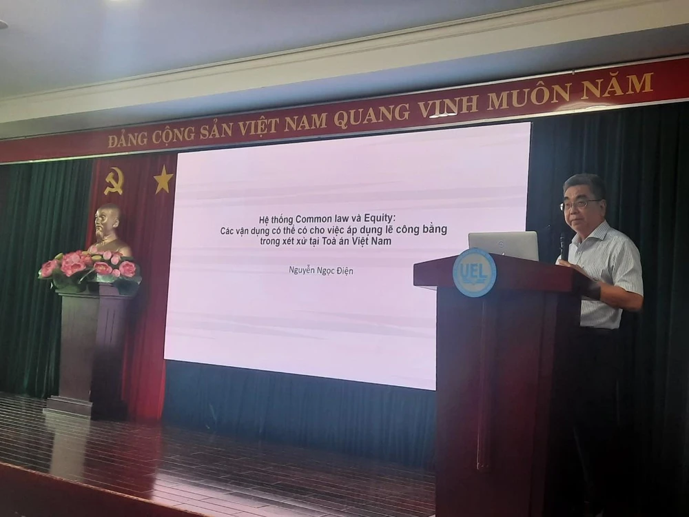 PGS-TS Nguyễn Ngọc Điện trình bày tham luận tại hội thảo sáng nay. Ảnh: MC