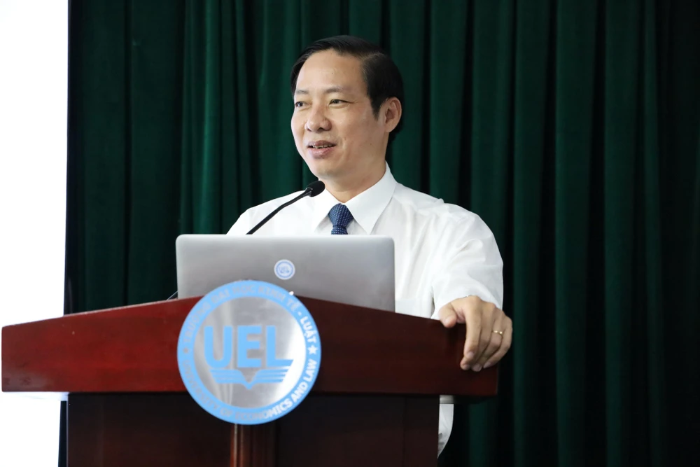 Chánh án TAND quận 1 (TP.HCM) Quách Hữu Thái trình bày tham luận tại hội thảo. Ảnh: MC