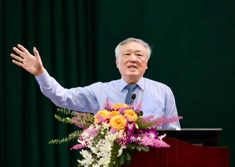 Chánh án TAND Tối cao Nguyễn Hòa Bình trình bày bài giảng tại Trường ĐH Kinh tế - Luật (ĐH Quốc gia TP.HCM) sáng nay (21-11). Ảnh: NGUYỆT NHI