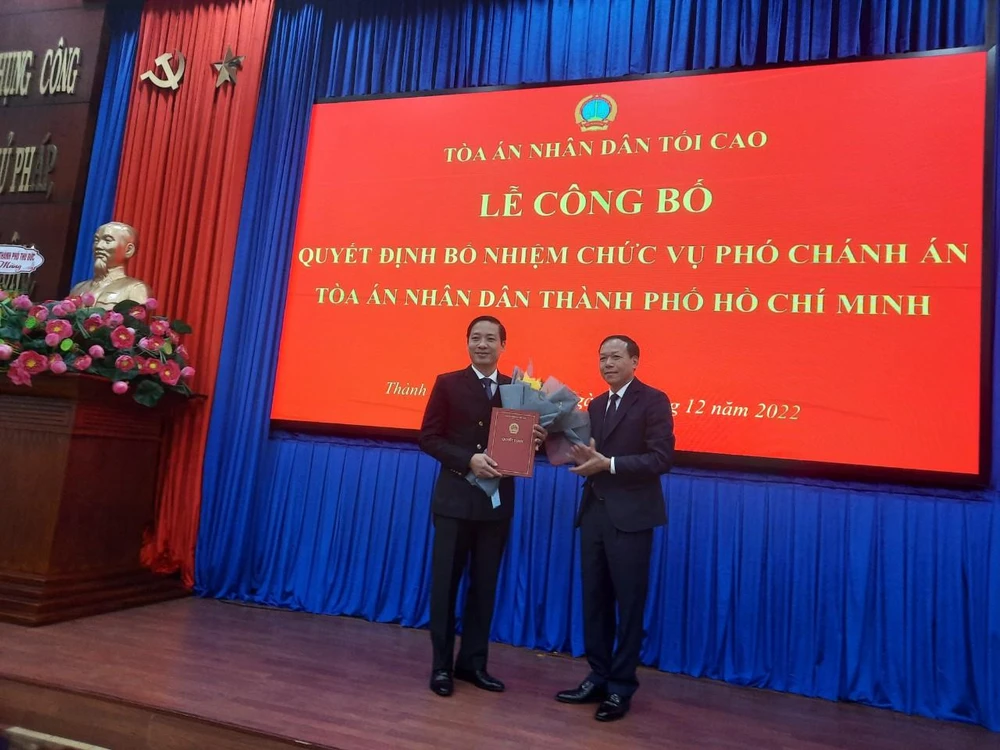 Phó Chánh án TAND Tối cao Nguyễn Trí Tuệ trao quyết định bổ nhiệm cho tân phó chánh án TAND TP.HCM Quách Hữu Thái. Ảnh: MINH CHUNG