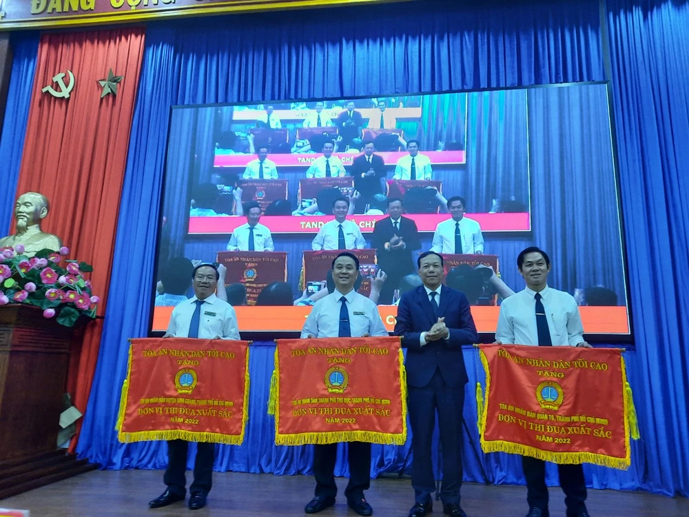 Các tòa án có thành tích xuất sắc nhận cờ thi đua của TAND Tối cao. Ảnh: MC