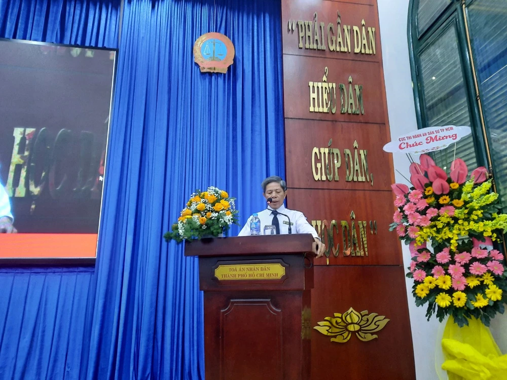 Thẩm phán Trương Văn Hiền, Chánh tòa Tòa Dân sự TAND TP.HCM trình bày tham luận. Ảnh: MC