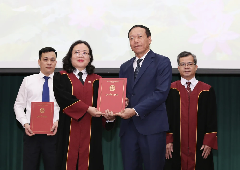 Phó chánh án thường trực TAND Tối cao Nguyễn Trí Tuệ trao quyết định bổ nhiệm của Chủ tịch nước cho các tân thẩm phán cao cấp. Ảnh: HOÀNG GIANG.