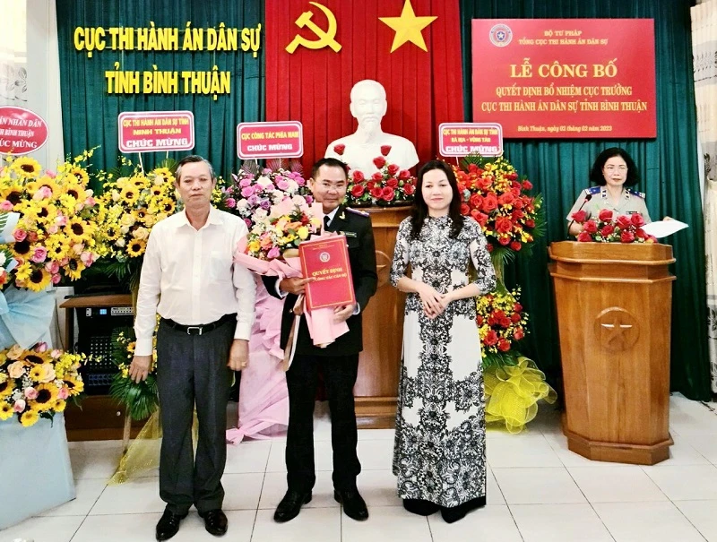 Ông Huỳnh Văn Hùng (giữa) tại buổi lễ công bố quyết định bổ nhiệm. Ảnh: Tổng cục THADS (Bộ Tư pháp). Ông Huỳnh Văn Hùng (giữa) tại buổi lễ công bố quyết định bổ nhiệm. Ảnh: Tổng cục THADS (Bộ Tư pháp).