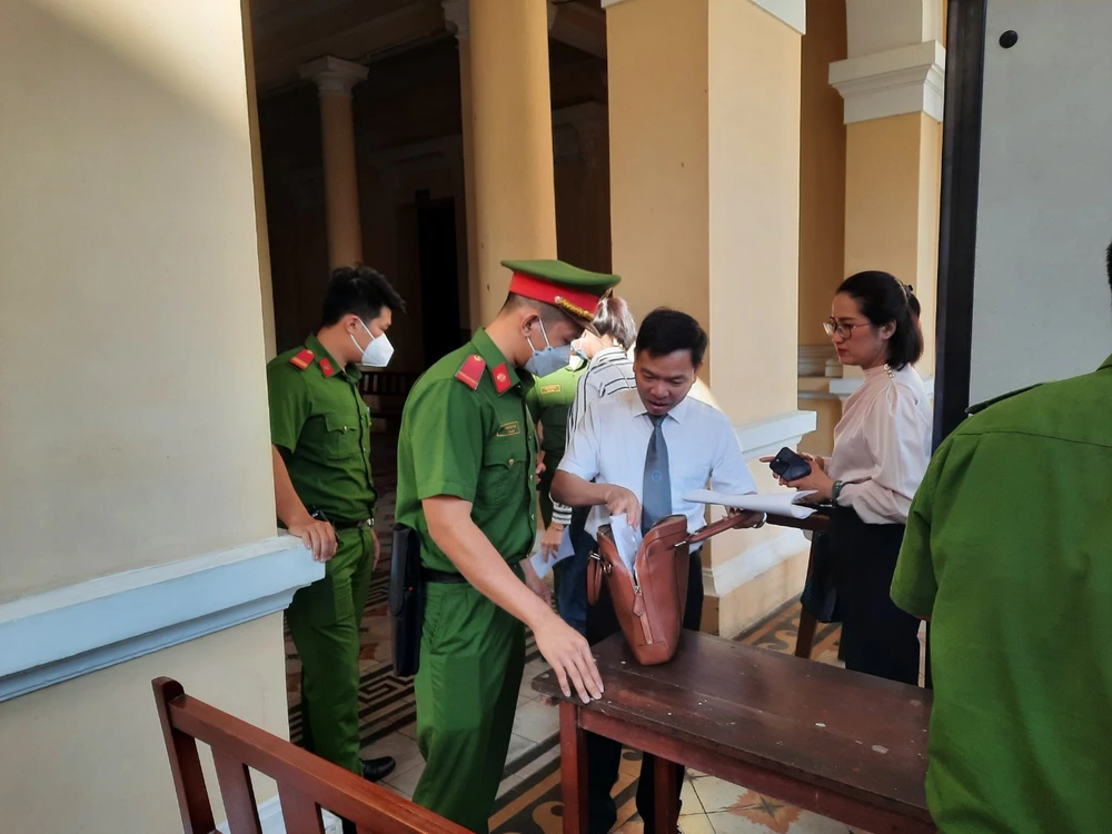 Kiểm tra an ninh trước khi vào phòng xử