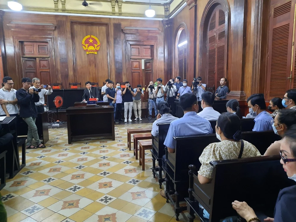 Rất đông báo chí tác nghiệp về vụ án