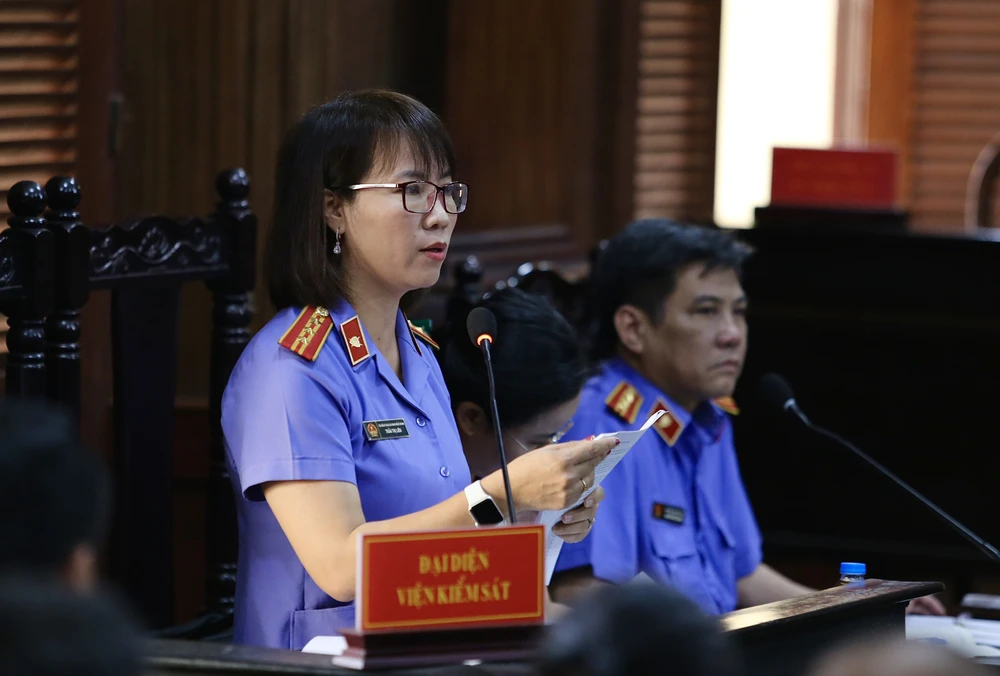 Đại diện VKS đọc bản luận tội đối với các bị cáo. Ảnh: HOÀNG GIANG Đại diện VKS đọc bản luận tội đối với các bị cáo. Ảnh: HOÀNG GIANG