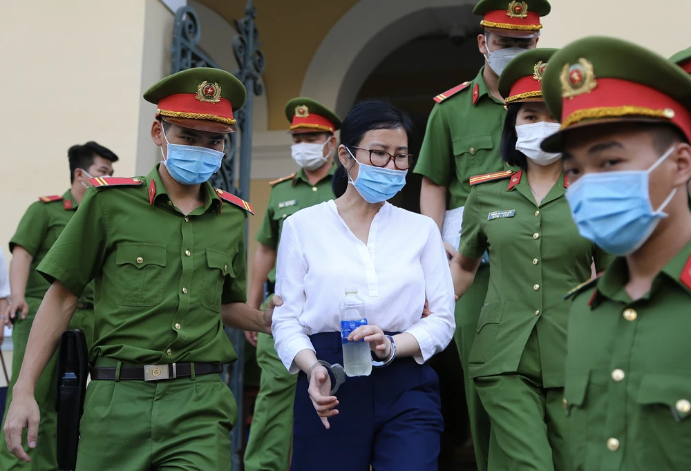 Sáng nay (15-2) các Luật sư đã bào chữa cho bị cáo Nga. Ảnh: HOÀNG GIANG