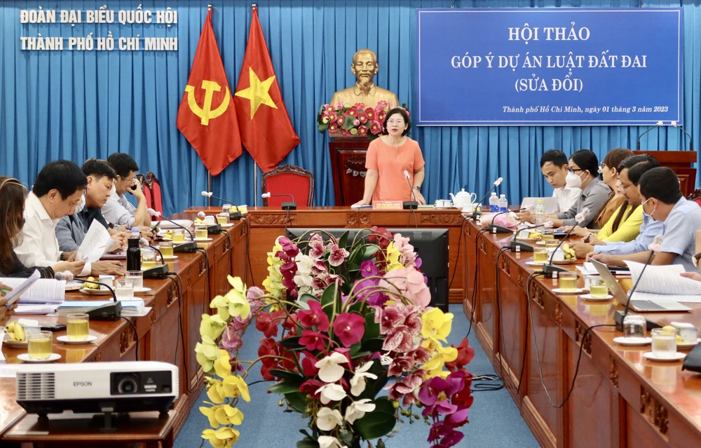 Bà Văn Thị Bạch Tuyết, Phó trưởng Đoàn ĐBQH TP.HCM phát biểu khai mạc hội thảo. Ảnh: TRẦN MINH